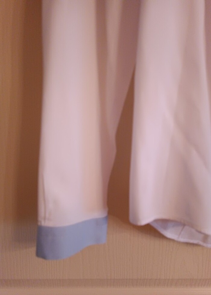 Kol agzı ve yakası mavi manşetli gömlek - Görsel 2