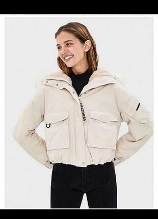 Bershka mont beyaz krem