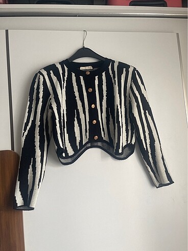 Zebra desenli Düğmeli kısa hırka