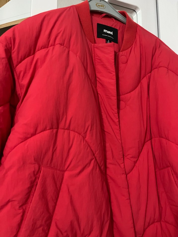 Mavi Marka Kırmızı Kapitone Ceket - Görsel 4