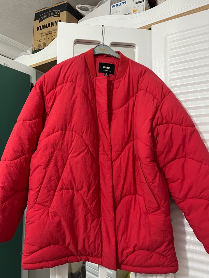Mavi Marka Kırmızı Kapitone Ceket - Görsel 3