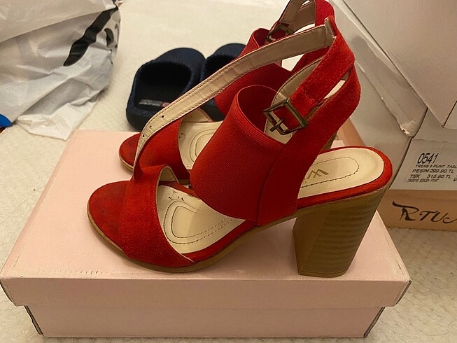 Kırmızı bantlı topuklu ayakkabı