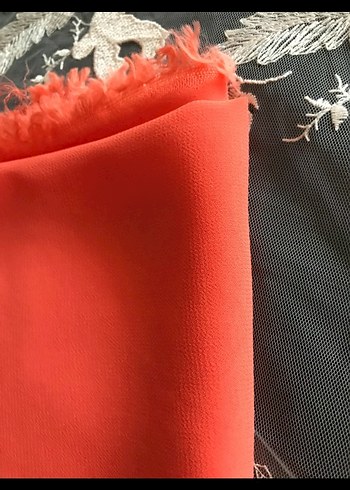 Kadın Kırmızı Fırfırlı Sokak Şalı