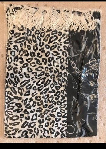 Zincir Detaylı Siyah Kadın Fular - Görsel 2