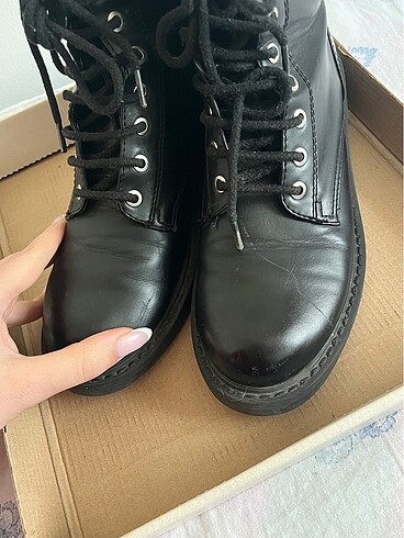 37 Beden siyah Renk PULL AND BEAR SİYAH DERİ POSTAL