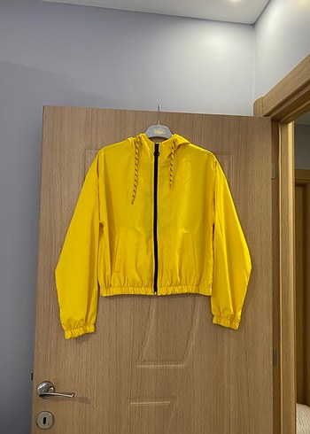 Sarı Kapüşonlu Mini Rüzgarlık Ceket - Görsel 2