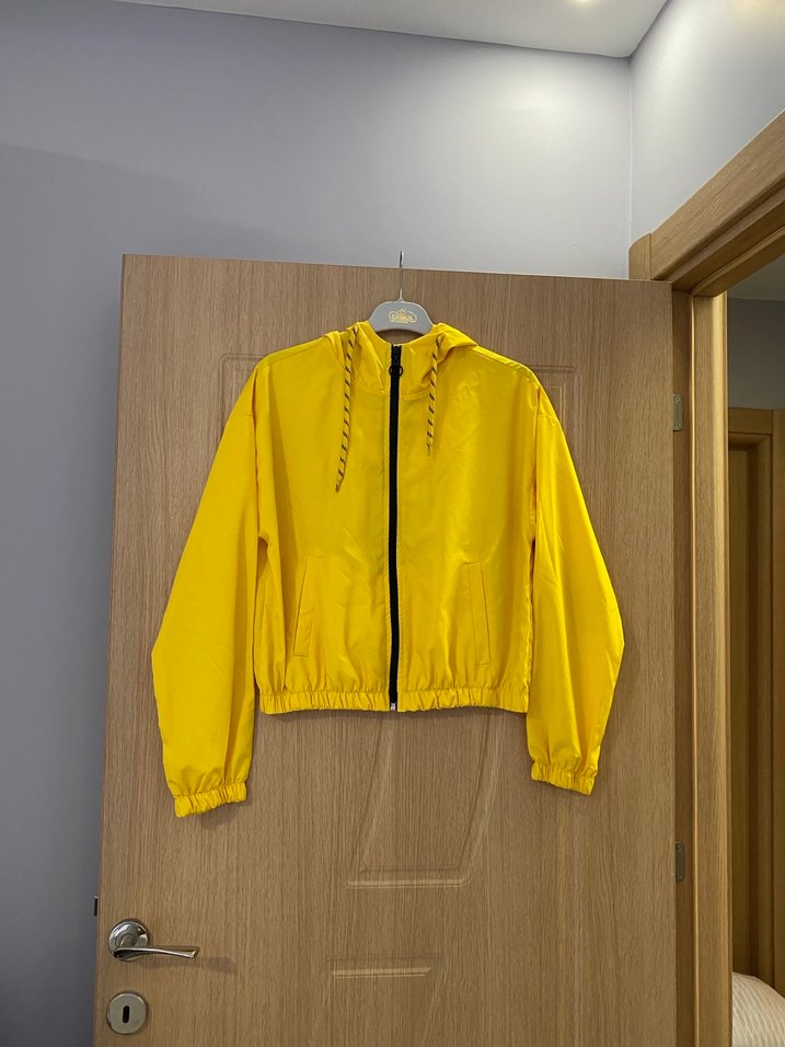 Sarı Kapüşonlu Mini Rüzgarlık Ceket - Görsel 2
