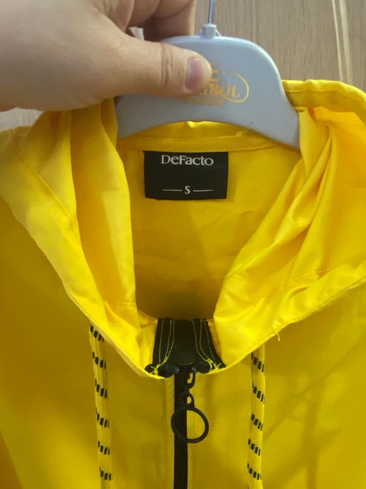 Sarı Kapüşonlu Mini Rüzgarlık Ceket - Görsel 5