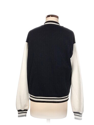 s Beden Pull and Bear Bomber %70 İndirimli.