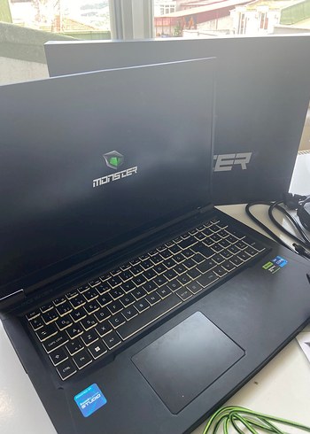 Monster Siyah laptop
