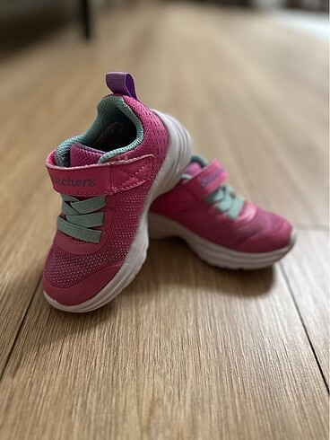 Pembe Skechers ayakkabı