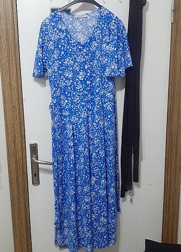 Mavi çiçekli elbise