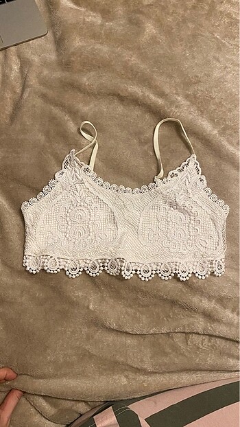 Diğer dantelli bralet