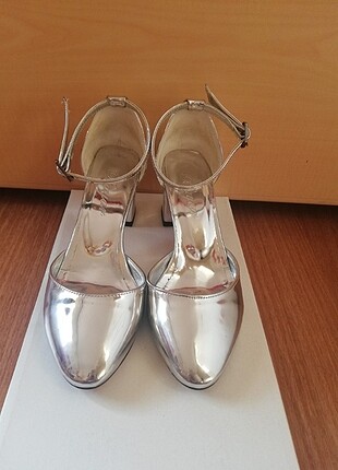 35 Beden Gümüş rengi kısa topuklu ayakkabı 