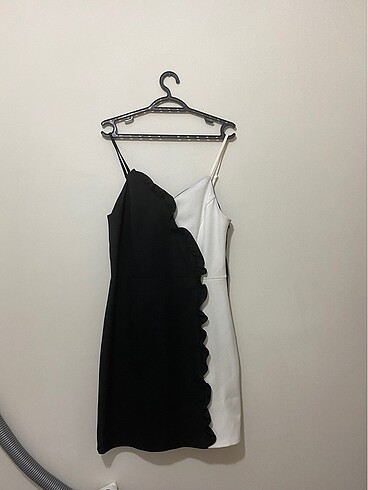 SİYAH BEYAZ ELBİSE - Görsel 2