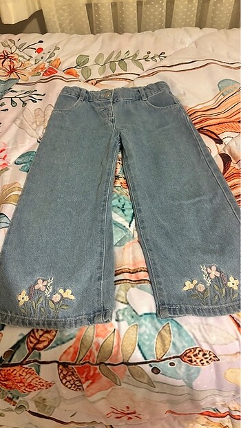 Çiçek işlemeli jeans