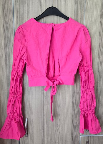 Trendyol & Milla Pembe Pilili Uzun kollu arkadan bağlamalı crop bluz