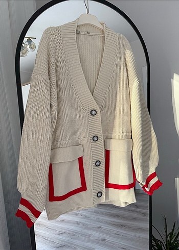 Zara Kırmızı Detaylı Krem Renkli Mini Hırka