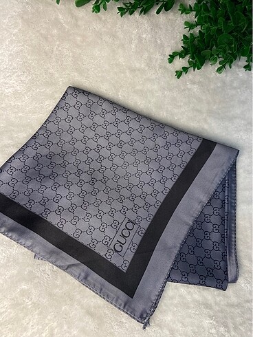 Diğer Gucci eşarp