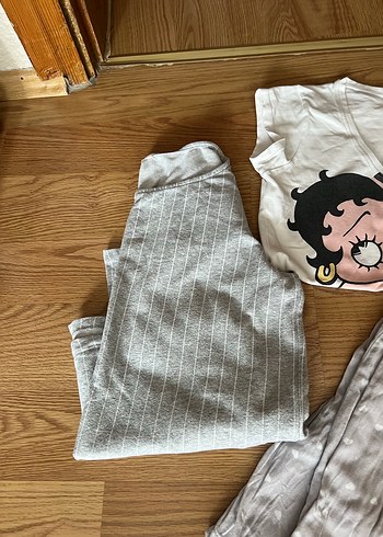 Beyaz Kısa Kollu Pamuklu Pijama Takımı sadece ütüsüz yepyeni - Görsel 2