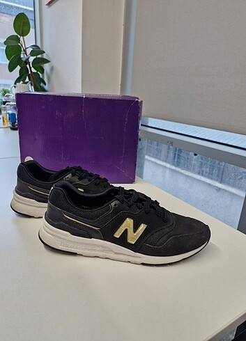 New balance logosu parlak siyah kadın ayakkabı