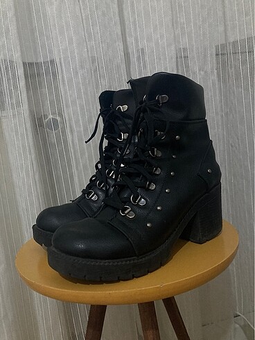 Boyner Topuklu zımbalı bot