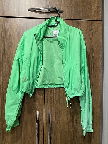 Bershka neon yeşil crop yağmurluk