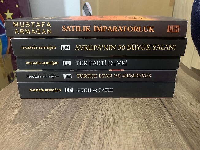 Mustafa Armağan- Resimdeki 5 kitabı