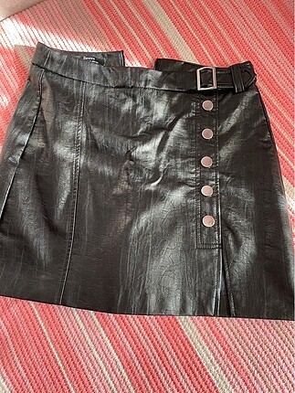 Bershka deri yırtmaçlı etek