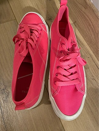 Pembe spor ayakkabı