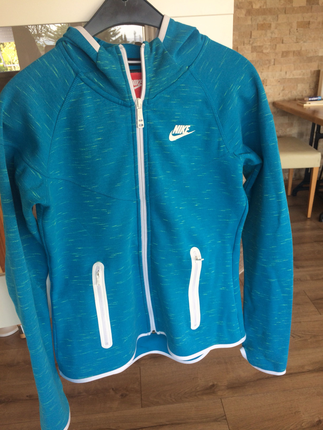 Nike üst