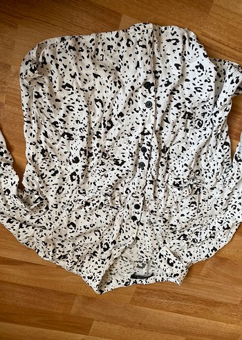 Düğmeli, uzun kollu, bol kesim kadın gömlek - Görsel 4