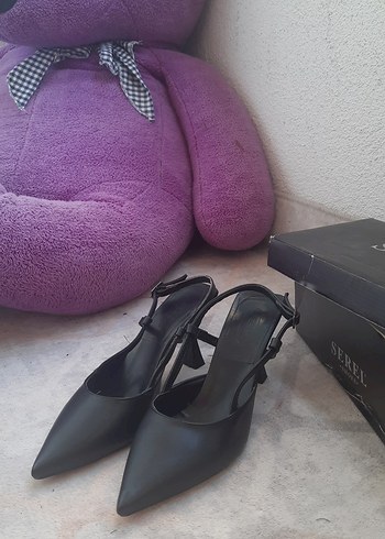 Siyah Minimalist Topuklu Kadın Ayakkabı