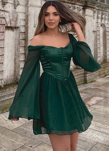 Korseli zümrüt yeşili elbise 