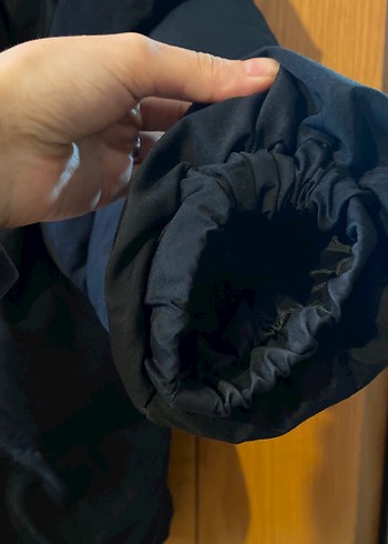 Gri Kapüşonlu ve Siyah Kışlık Mont - Görsel 4