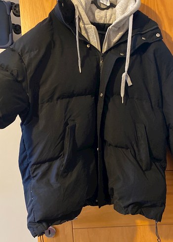 Gri Kapüşonlu ve Siyah Kışlık Mont - Görsel 2