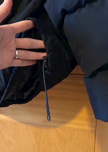 Gri Kapüşonlu ve Siyah Kışlık Mont - Görsel 5