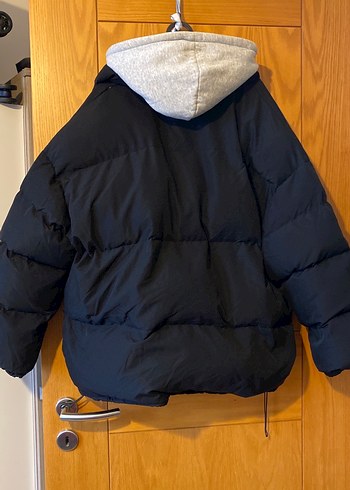 Gri Kapüşonlu ve Siyah Kışlık Mont - Görsel 3