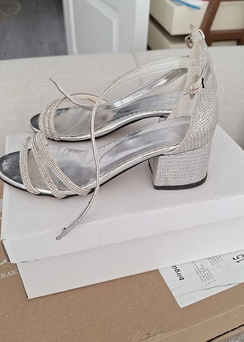 Beyaz Metal Tokalı Blok Topuklu Abiye Ayakkabı - Görsel 2