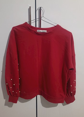 kırmızı uzun kollu sweatshirt