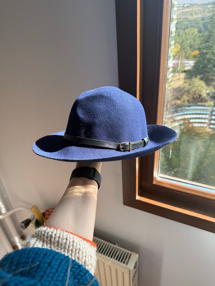 Kemer Detaylı Lacivert Süet Kadın Şapka - Görsel 2