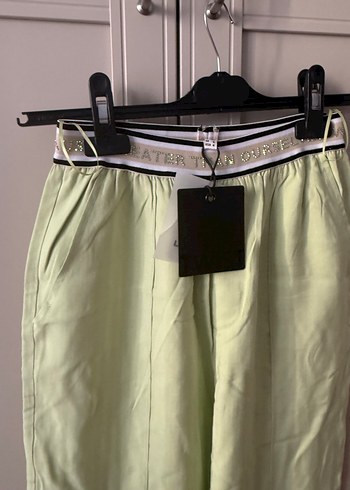 xs Beden yeşil Renk Twist yeşil beli lastik detaylı ve parlak taşlı pantolon