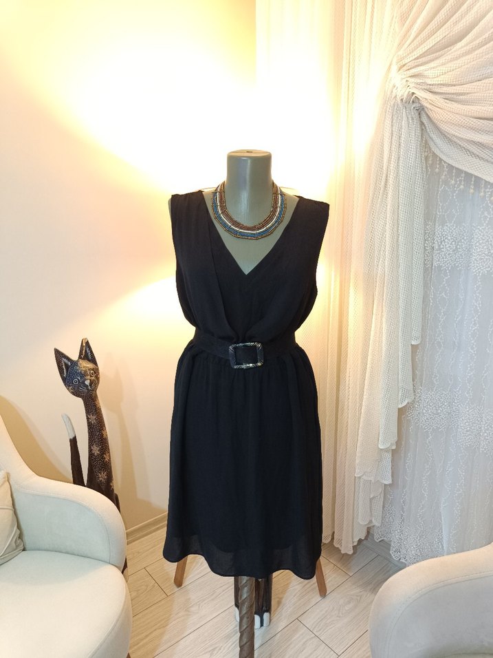 Siyah Kemerli V Yaka Midi Elbise - Görsel 4