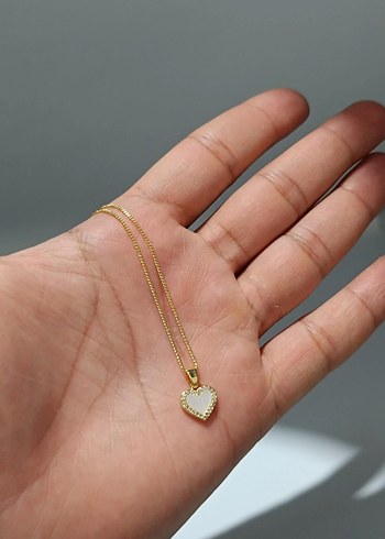 Altın Renkli Minimalist Kalp Kolye