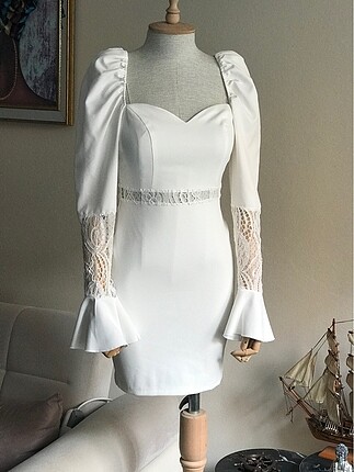 Beyaz dantel detay elbise
