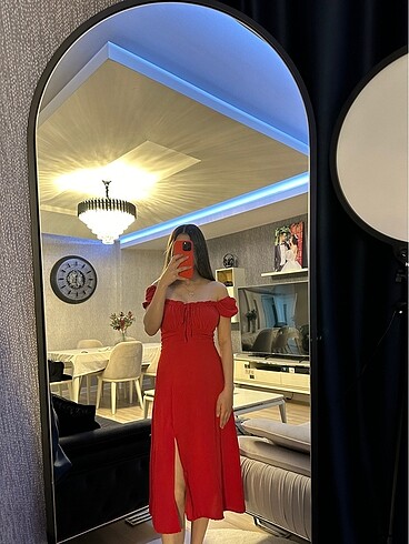 Kırmızı astarlı yırtmaçlı elbise