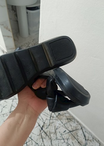 Tokalı Siyah Dolgu Topuk Kadın Terlik - Görsel 4