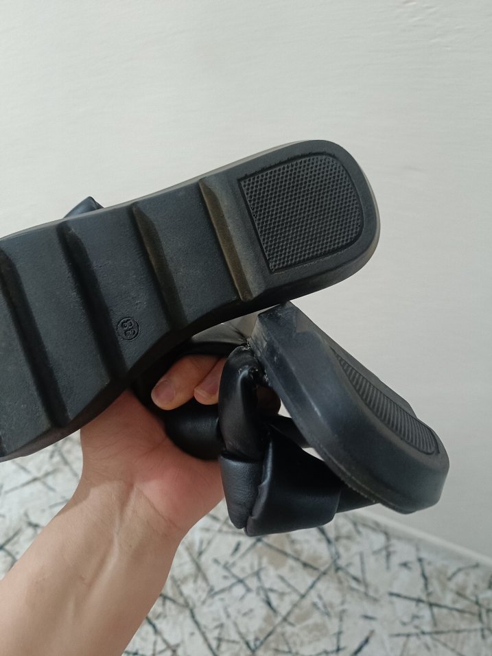 Tokalı Siyah Dolgu Topuk Kadın Terlik - Görsel 3