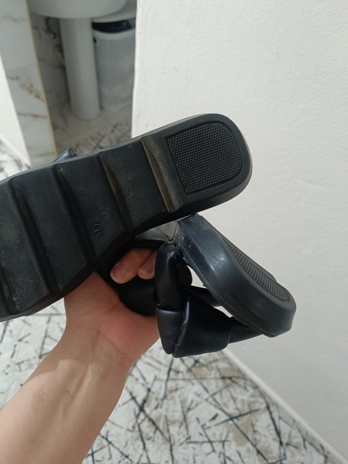 Tokalı Siyah Dolgu Topuk Kadın Terlik - Görsel 4