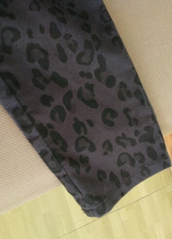 38 Beden gri Renk H&M Gri Leopar Desenli Pantolon
